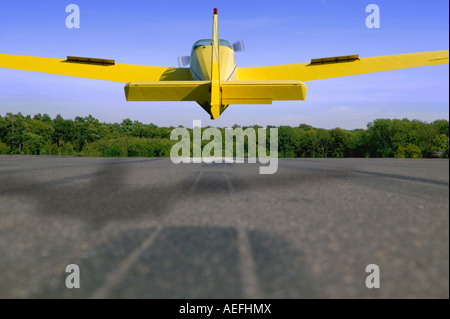Luce di atterraggio degli aeromobili su una pista asfaltata Foto Stock