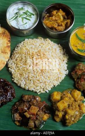 Thali pasto vegetariano sulla banana leaf India Foto Stock