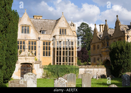 La Jacobiana manor e Gatehouse of Stanway House visto dal sagrato della chiesa nel villaggio Costwold di Stanway, Gloucestershire Foto Stock