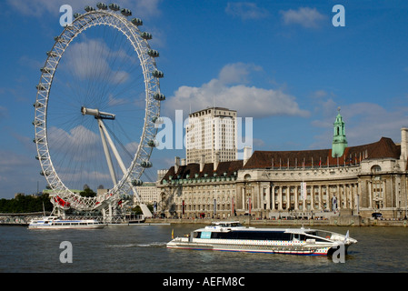 London Eye sulla Southbank barca crociera sul Fiume Tamigi in primo piano Foto Stock