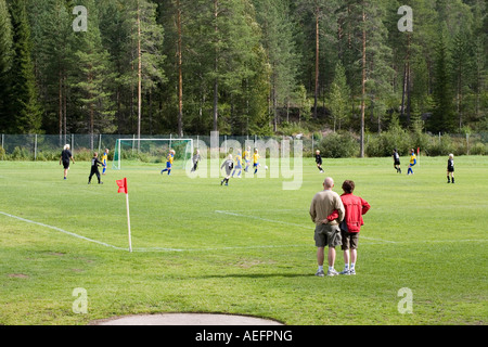 Junior team calcio giocando Kajaani Finlandia Foto Stock
