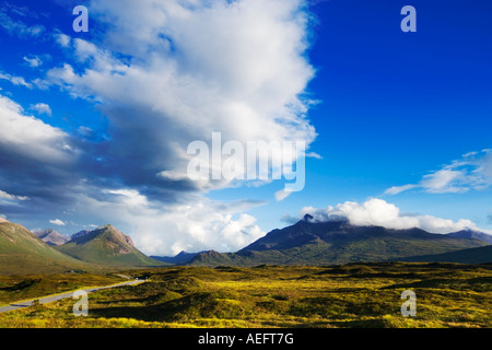 Isola di Skye Scozia occidentale, nuvole temporalesche sopra il nero montagne Cuillin su questa bella spazzate dal vento isola remota Foto Stock