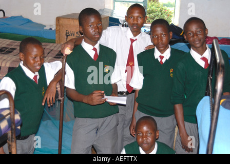 Sei giovani studenti a scuola Maseno Kenya Africa orientale Foto Stock