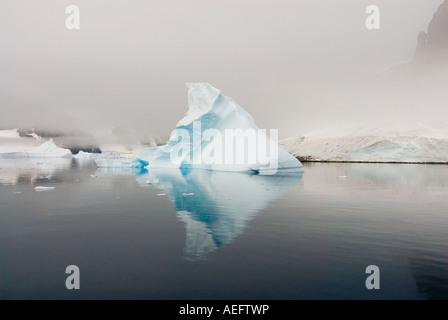 Iceberg lungo la western penisola antartica Antartide Oceano Meridionale Foto Stock