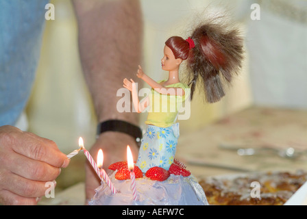 Bambola Barbie nella torta di compleanno Foto stock - Alamy