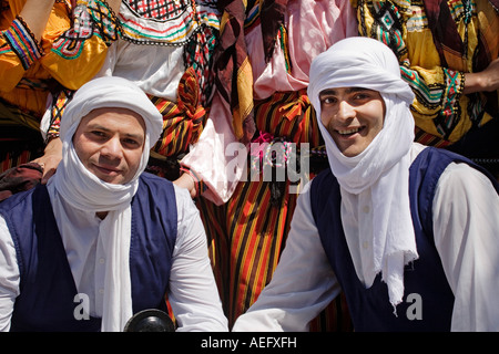 Persone adornata con vestiti tipici Algeria fiera internazionale della città fuengirola Malaga Costa del Sole Andalusia Spagna Foto Stock