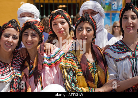 Persone adornata con vestiti tipici Algeria fiera internazionale della città fuengirola Malaga Costa del Sole Andalusia Spagna Foto Stock