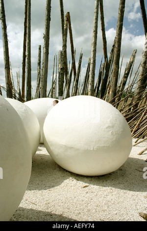 Testa nascosta dietro lifesize uovo nel nido di uccelli di replica a cella giardino giardino federale Mostra 2005 Monaco di Baviera Baviera Foto Stock