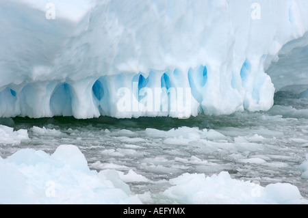 Il bordo inferiore di un iceberg lungo la western penisola antartica Antartide Oceano Meridionale Foto Stock