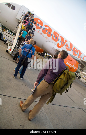 Imbarco passeggeri EasyJet aeromobile in aeroporto di Schoenefeld Berlino Germania Foto Stock