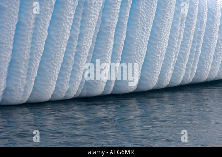 Varie texture su un iceberg a ovest Penisola Antartica Antartide Oceano Meridionale Foto Stock