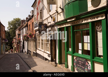 Lincolnshire Lincoln ripida collina antico borgo medievale vicolo che conduce alla cattedrale parrucca Mitre Pub Foto Stock