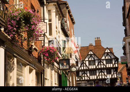 Lincolnshire Lincoln ripida collina nei cestini appesi e parrucca Mitre Pub Foto Stock