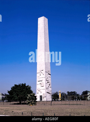 Travel Brasil obelisco ibirapuera parque paulo sao landmark sunny patrimonio culturale delle fasi cardine Milestone architecture travel braz Foto Stock