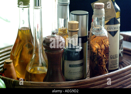 Sweet Home cucina bottiglie vassoio spice condimento pepe olio di oliva aceto condimenti Sale di cottura in vetro Aroma cook sapori abs Foto Stock