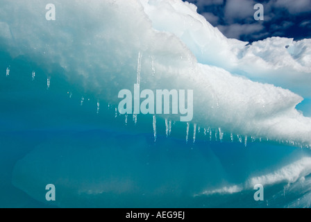 Gocciolamento di acqua da ghiaccioli appesi lungo un iceberg occidentale della penisola antartica Antartide Oceano Meridionale Foto Stock