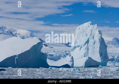 Iceberg lungo la western penisola antartica Antartide Oceano Meridionale Foto Stock