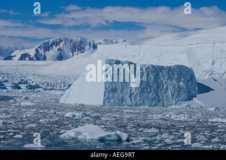 Iceberg lungo la western penisola antartica Antartide Oceano Meridionale Foto Stock