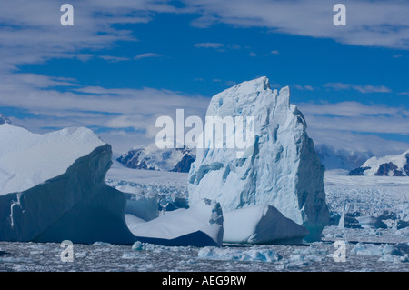 Iceberg lungo la western penisola antartica Antartide Oceano Meridionale Foto Stock