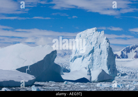 Iceberg lungo la western penisola antartica Antartide Oceano Meridionale Foto Stock