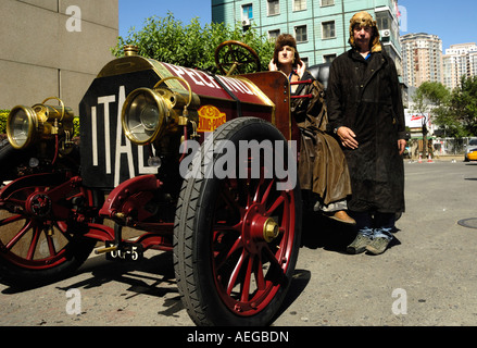 David Karen Ayre con 1907 Itala 6 litro n. 1 durante la riesecuzione del 1907 Pechino a Parigi rally a Pechino il 25 maggio 2007 Foto Stock