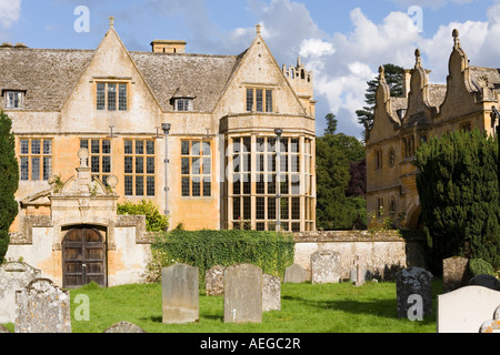 La Jacobiana manor e Gatehouse of Stanway House visto dal sagrato della chiesa nel villaggio Costwold di Stanway, Gloucestershire Foto Stock