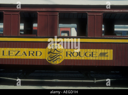 Le Lezard Rouge è un vecchio treno si è trasformato in un treno turistico che viaggia sulla linea che servivano le miniere di fosfato in collina Foto Stock