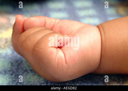Baby s mondo baby s dita giacente piccolo grazioso rosy pugno polso mano letto dorme appoggiato persona persone kid bambino baby Foto Stock