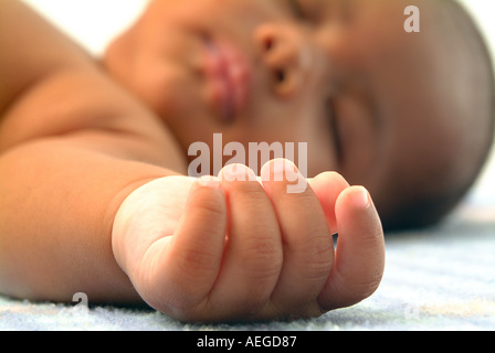 Baby s mondo baby s dita giacente piccolo grazioso rosy pugno polso mano letto dorme appoggiato persona persone kid bambino baby Foto Stock