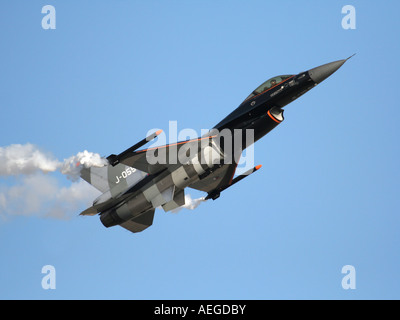 Royal Netherlands Air Force F-16 jet fighter volare naso su durante un'esposizione aerea Foto Stock