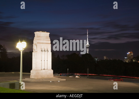 World War Memorial il cenotafio in "Corte d'onore' illuminazione notturna in Auckland Domain con Sky Tower e al di là di Auckland Nuova Zelanda Foto Stock