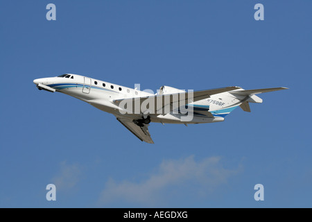 Cessna Citation X business jet plane che vola in aria contro un cielo blu al decollo Foto Stock