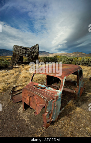 Vecchia auto nad vecchio fienile Foto Stock