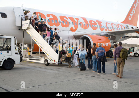 Imbarco passeggeri EasyJet aeromobile in aeroporto di Schoenefeld Berlino Germania Foto Stock