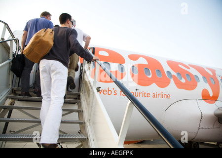 Imbarco passeggeri EasyJet aeromobile in aeroporto di Schoenefeld Berlino Germania Foto Stock