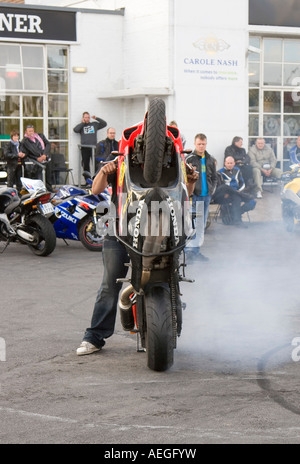 Moto stunt man a Ace Cafe UK London Ace Corner Foto Stock