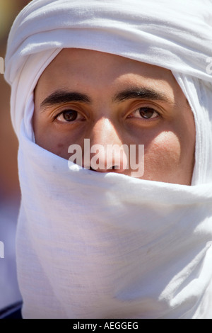 Persone adornata con vestiti tipici Algeria fiera internazionale della città fuengirola Malaga Costa del Sole Andalusia Spagna Foto Stock