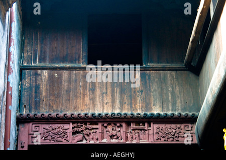 Sculture in legno sul cortile interno o di Tianjing Likeng Huizhou antico villaggio di stile Wuyuan County Cina Foto Stock