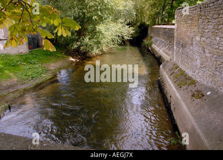 Il fiume il Tamigi che scorre attraverso il villaggio di Kempsford Gloucestershire Foto Stock