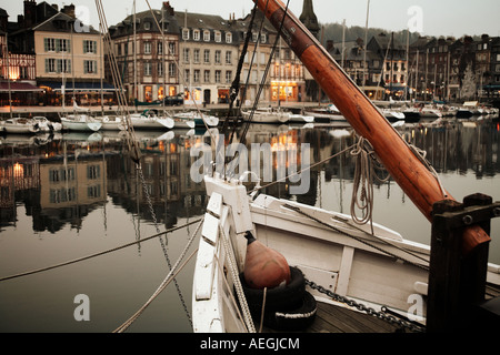 Dettaglio barca con riflessioni di Porto Porto Porto di Honfleur Normandia Francia Foto Stock