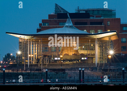 Senedd casa della National Assembly for Wales di notte Foto Stock