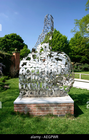 La scultura a mano sulla base del segno Makaton lingua simbolo significato buono costruito da fabbro Robert Lee e i ragazzi della scuola media locale, Rufford abbazia, Nottinghamshire, Regno Unito, Foto Stock