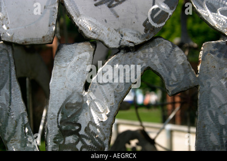 La scultura a mano sulla base del segno Makaton lingua simbolo significato buono costruito da fabbro Robert Lee e i ragazzi della scuola media locale, Rufford abbazia, Nottinghamshire, Regno Unito Foto Stock