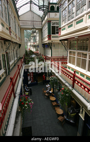 Veduta aerea del castello storico Arcade centro commerciale per lo shopping nel centro citta' di Cardiff una popolare attrazione turistica Wales UK Gran Bretagna GB Foto Stock