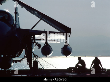 Due marinai sul ponte di volo dell'American portaerei USS Carl Vinson. Foto Stock