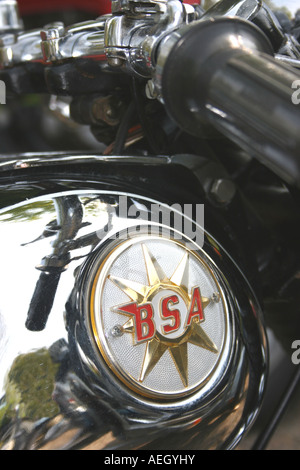 Altamente lucidato BSA logo sul serbatoio del carburante di un classico della motocicletta britannica Foto Stock