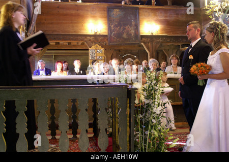 Tradizionale Matrimonio slovacca nell antica chiesa in legno. Sposa e lo sposo in ambienti chiusi. Foto Stock