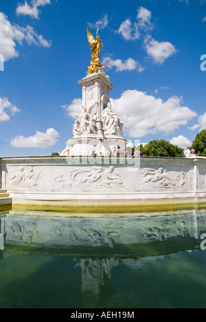 Verticale ampia angolazione della regina Victoria Memorial riflessa nell'acqua ornamentali funzione in basso in una giornata di sole Foto Stock