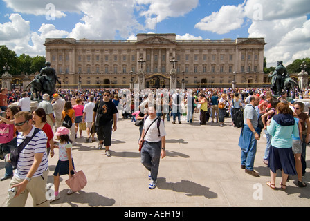 In orizzontale ampia angolazione di folla fuori Buckingham Palace in una giornata di sole. Foto Stock