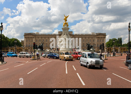 In orizzontale ampia angolazione del Buckingham Palace e il Victoria Memorial in cima al centro commerciale con i taxi guida passato sulla giornata di sole Foto Stock